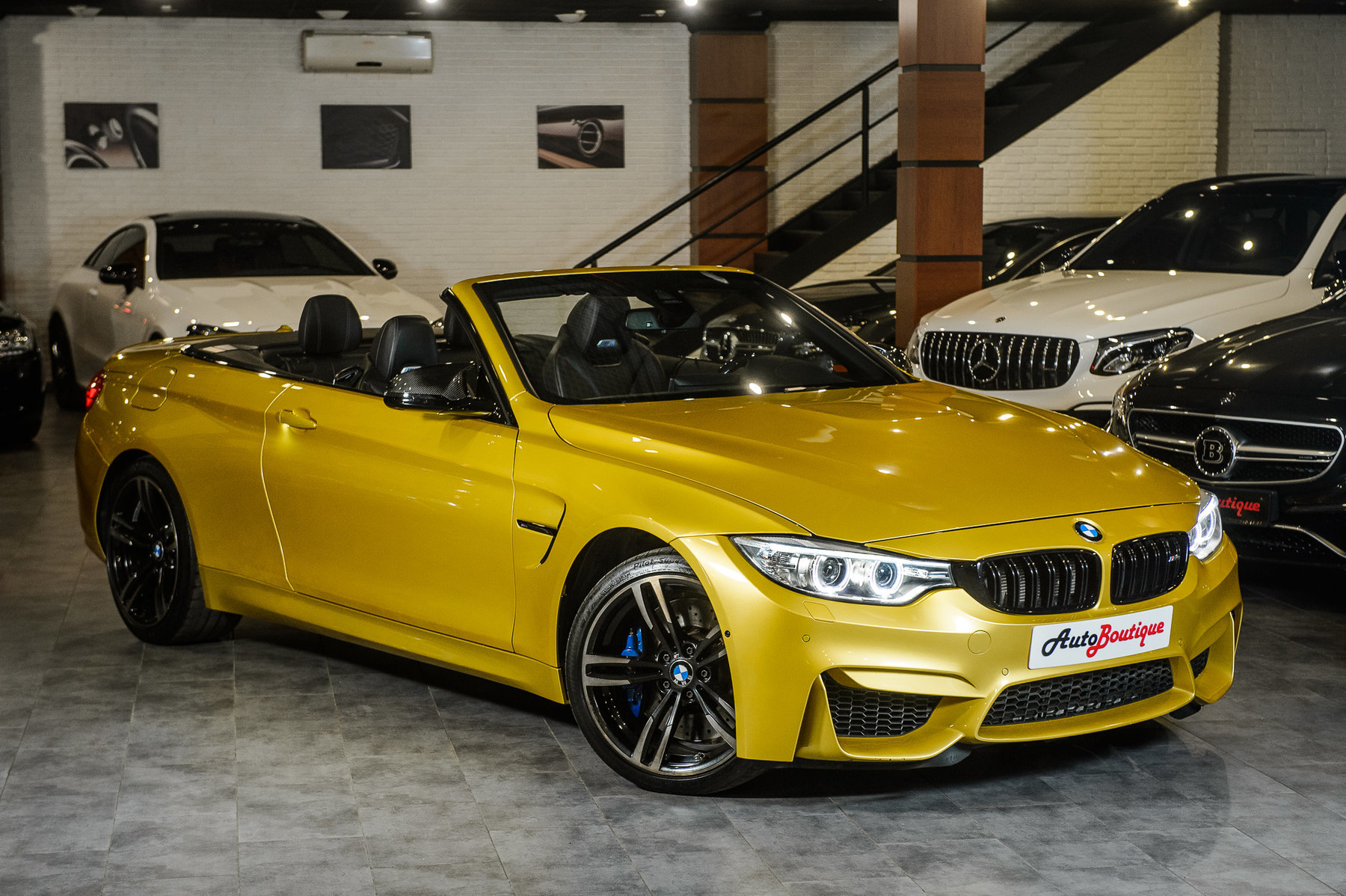 BMW m4 Cabrio в ночном городе